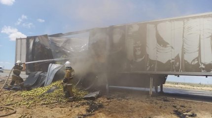 Прицеп с яблоками сгорел на трассе Актау-Жетыбай