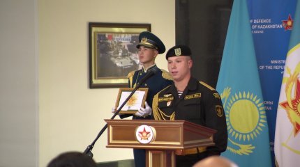 Солдатам срочникам вручили сертификаты на гранты в вузах Казахстана