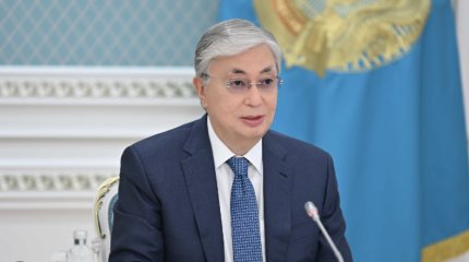 Токаев поздравил госслужащих и полицейских