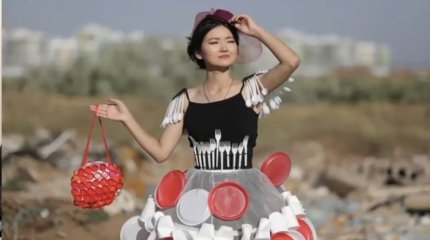 Показ мод в нарядах из мусора прошел в Астане