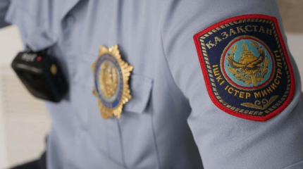 Қарағандыда 25 жастағы бойжеткен төртінші қабаттан құлап кетті