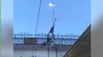 Қарағандыда бұрынғы әйелі тұрмыс құрғанын естіген ер адам көпірден секірмек болған