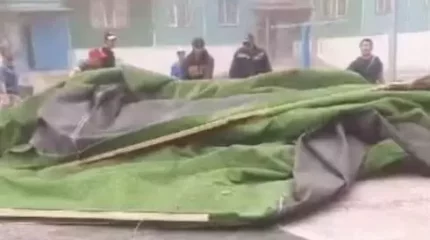 Қарағандыда жел кезінде ойын алаңы балалармен бірге ұшып кеткен