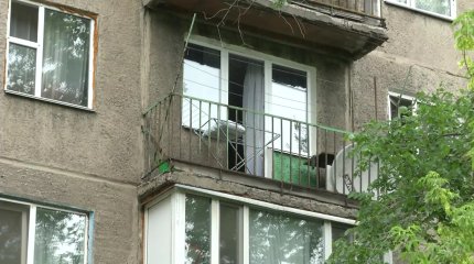 Қарағандыда төртінші қабаттан құлаған бойжеткеннің қасында болған жігіт оқиға болған жерден қашып кеткен