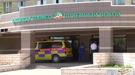 Карагандинка выпала с балкона: полиция разыскивает парня, который был с ней