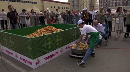 Новый рекорд по приготовлению баурсаков установили в Алматы