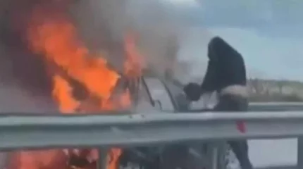 Өртеніп жатқан көліктен екі адамды құтқарып қалған азамат жазаға тартылмақ