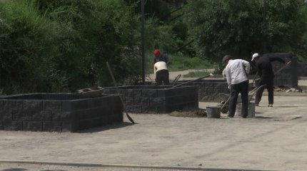 Скандал вокруг строительства детской площадки под высоковольтными линиями разразился в Алматы