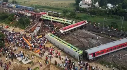 Үндістанда бірнеше пойыз соқтығысып, 288 адам қаза тапты