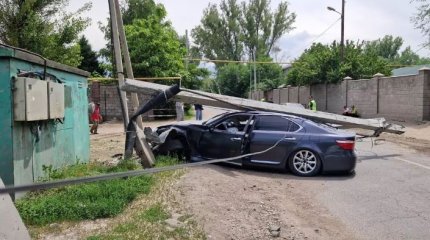 Бетонный столб упал на Lexus в результате аварии в Алматы