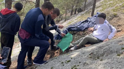 Бурабайда тауға көтерілмекші болған жігіт тайып кетіп, аяғын сындырып алды