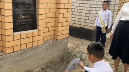 Школьник на могиле отца растрогал и разгневал Казнет