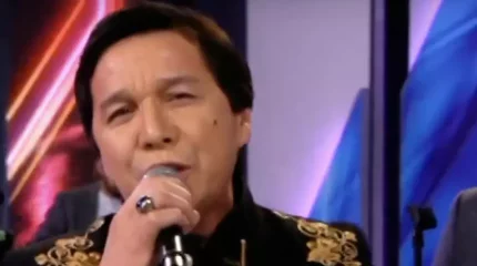 Абай Бегей жиенінің туған күнінде сыйға тартқан VIP нөмірін көрсетті