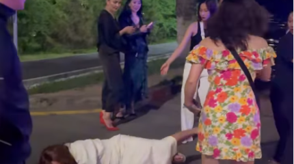 Толкнул и обматерил: иностранка пострадала от действий полицейского в Алматы