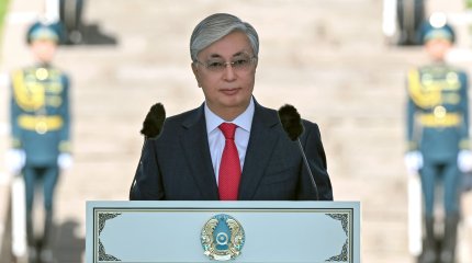 Президент принял участие в церемонии поднятия Государственного флага