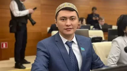 "Әкем - күзетші, анам - жұмыссыз". Депутат Дәулет Мұқаев ата-анасы жайлы айтты