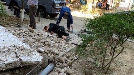 Обрушение бетонного козырька в Актау: пострадавшего мужчину выписали из больницы