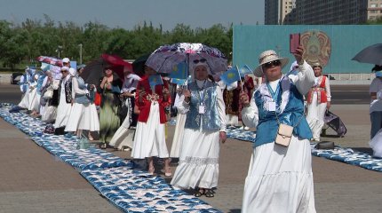Самое длинное лоскутное одеяло сшили мастерицы в Астане