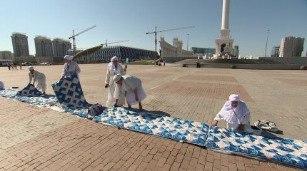 Астанада ұзындығы 500 метрлік құрақ көрпе тігілді