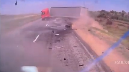 Момент ДТП с фурами в Акмолинской области попал на видео