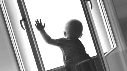 Өскеменде 3 жасар бала бесінші қабаттан құлап көз жұмды