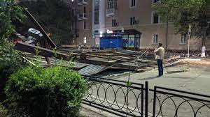 Крышу пятиэтажки снесло ветром в Балхаше: врачи рассказали о состоянии пострадавшего