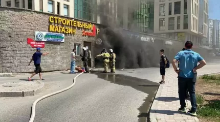 Астанада паркингтегі өрттен 3 адам ауруханаға түсіп, 6 көлік жанып кетті