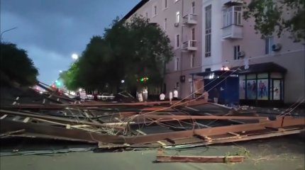 Балқаш қаласында қатты дауыл салдарынан үйлердің шатырлары ұшып, бір адам жарақаттанды