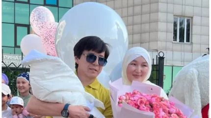 Әнші Абай Бегей көпшілікке жетінші баласын көрсетті