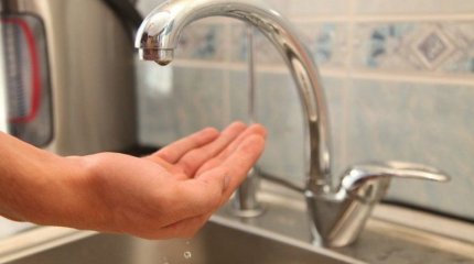 Жители целого микрорайона в жару остались без воды в Актобе