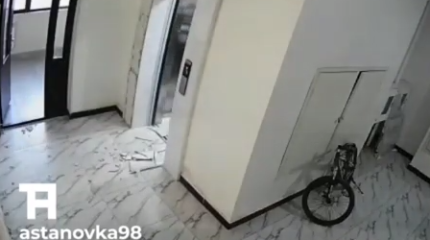На подростка едва не упала обшивка лифта в Астане