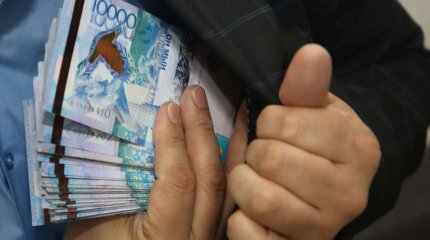 Директор атырауской школы фиктивно устроил в учебное заведение всю свою семью