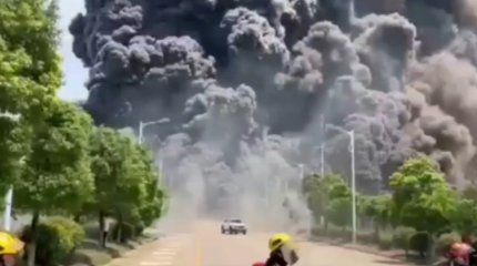 Мощный взрыв прогремел на химическом заводе на востоке Китая