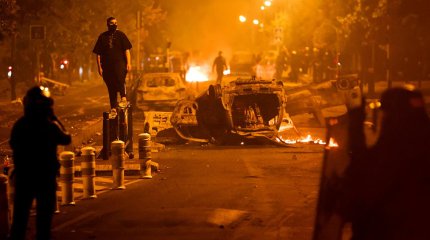 Беспорядки во Франции: Макрон считает, что виноваты соцсети и видеоигры