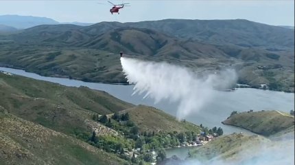 Лесники и спасатели тушат пожар в горах ВКО