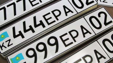 Шымкентский водитель менял госномера машины прямо в пути