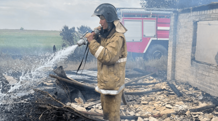 Ақтөбе облысында құрғақ шөп жанып, саяжай үйлері өртке оранды