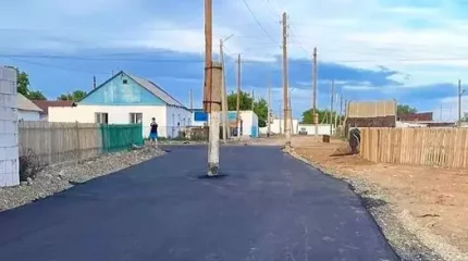 Электр бағаны жол ортасында: Қорғалжында салынған асфальт жұрттың күлкісін келтірді