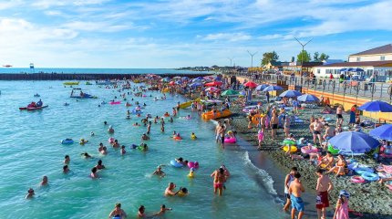 Алаколь задыхается от "туристского" мусора: ежедневно с курорта вывозят 10 тонн отходов