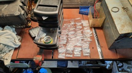 Закладчика с крупной партией наркотиков задержали костанайские полицейские