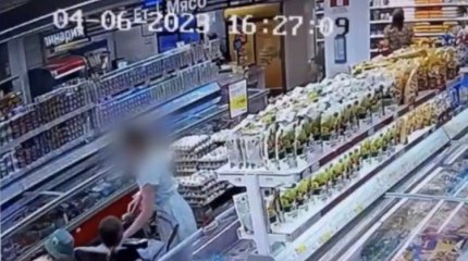 Товары на 100 тысяч тенге вынесла астанчанка из супермаркета в детской коляске (ВИДЕО)