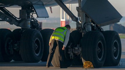 Безбилетник пытался улететь в Дагестан через багажное отделение
