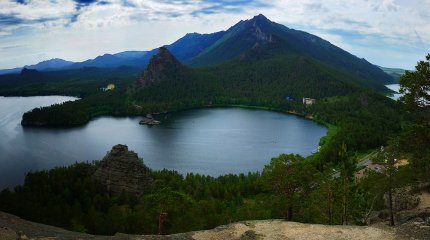 Пожар тушат на самой высокой горе Бурабая