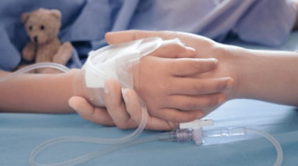 Павлодарда батарейка жұтып қойған 3 жасар қыздың өңеші күйіп қалған