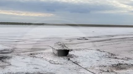 Мешок - 2 тысячи тенге: знаменитое розовое озеро в Казахстане осушили и продают соль