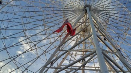 ЧП на Иссык-Куле: мужчина с ребенком влетели на парашюте в колесо обозрения