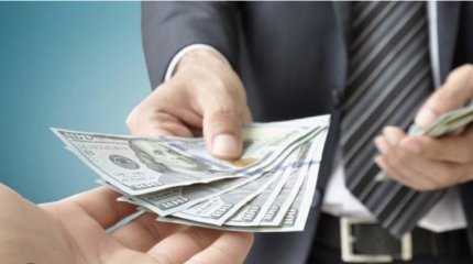 Начальника шымкентской миграционной полиции задержали за взятку в тысячу долларов