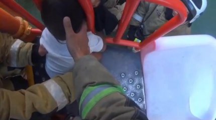 Қарағандыда 3 жасар бала басын темір тор арасына кіргізіп, қайта шығара алмай қалған