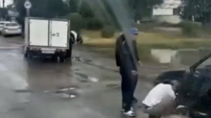 В Уральске водители массово пробивают колёса машин