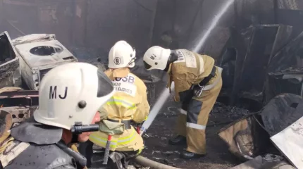 Шымкенттегі сауда үйіндегі өрт: өрт сөндірушілер 6 баллонды шығарды